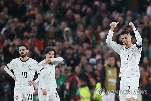 퇴장 판정에 엄지손가락을 들어 올리고 그라운드를 떠나는 크리스티아누 호날두[AP=연합뉴스]