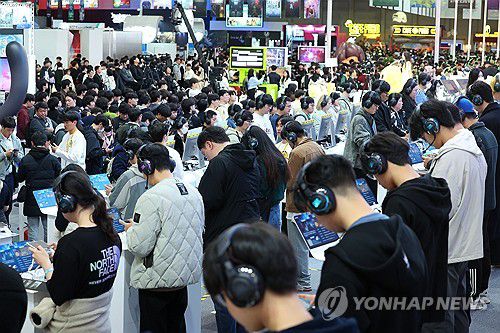 뜨거운 지스타 열기(부산=연합뉴스) 손형주 기자 = 13일 오전 부산 벡스코에서 개막한 국내 최대 게임쇼 2025 지스타가 관람객들로 북적이고 있다. 지스타는 오는 16일까지 총 44개국, 1천273개사, 3천269부스 규모로 열린다. 2025.11.13 handbrother@yna.co.kr