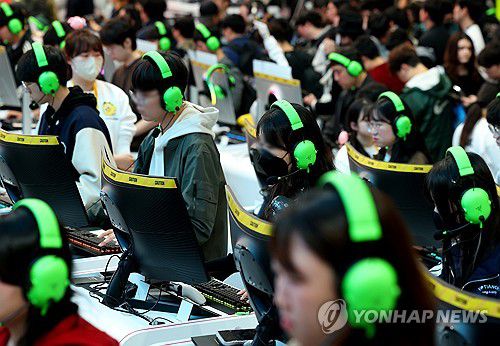 2025 지스타 개막…게임 삼매(부산=연합뉴스) 손형주 기자 = 13일 오전 부산 벡스코에서 개막한 국내 최대 게임쇼 2025 지스타에서 관람객들이 게임을 즐기고 있다. 지스타는 오는 16일까지 총 44개국, 1천273개사, 3천269부스 규모로 열린다. 2025.11.13 handbrother@yna.co.kr