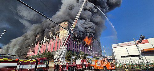 이랜드패션 물류센터 화재 진압하는 소방(천안=연합뉴스) 15일 오전 충남 천안시 동남구 풍세면 이랜드패션 물류센터에서 불이 나 출동한 소방대원들이 화재를 진압하고 있다. 2025.11.15 [충남소방본부 제공. 재판매 및 DB 금지] coolee@yna.co.kr