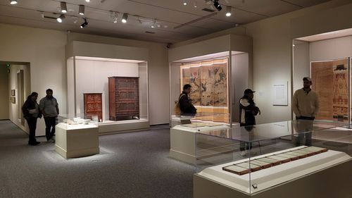 美워싱턴서 열린 '이건희 컬렉션' 특별전(워싱턴=연합뉴스) 김동현 특파원 = 15일(현지시간) 미국 워싱턴DC의 국립아시아예술박물관에서 열린 '한국의 보물: 모으고, 아끼고, 나누다' 특별전에서 관람객들이 전시품을 보고 있다. 2025.11.15