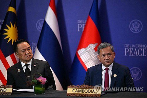 지난달 휴전협정 맺은 아누틴 태국 총리(왼쪽)와 훈 마네트 캄보디아 총리[AFP 연합뉴스 자료사진. 재판매 및 DB 금지]