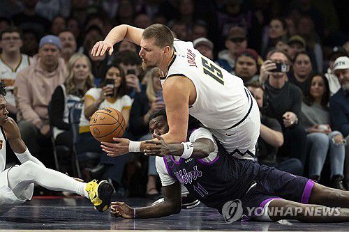 미네소타의 나즈 리드와 볼 다투는 덴버의 니콜라 요키치(15번)[Jesse Johnson-Imagn Images/로이터=연합뉴스]