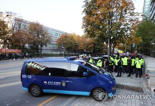 해병특검 들어서는 호송차(서울=연합뉴스) 이진욱 기자 = 윤석열 전 대통령이 탑승한 호송차가 11일 서울 서초구 이명현 순직해병 특별검사팀 사무실 지하주차장으로 들어서고 있다. 2025.11.11 cityboy@yna.co.kr