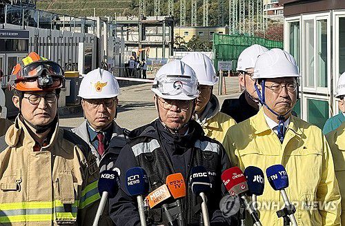 발언하는 김영훈 고용노동부 장관(울산=연합뉴스) 김근주 기자 = 울산화력발전 붕괴 사고 중앙사고수습본부 공동 본부장인 김영훈(가운데) 고용노동부 장관이 15일 오전 사고 현장 앞에서 브리핑하고 있다. 지난 6일 발생한 붕괴 사고 매몰자 7명은 모두 시신으로 수습됐다. 2025.11.15 canto@yna.co.kr