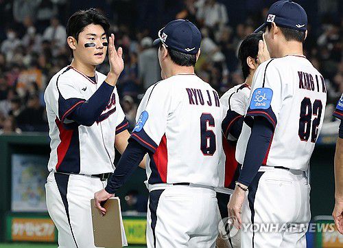 하이파이브 나누는 류지현 감독과 김주원(도쿄=연합뉴스) 이동해 기자 = 16일 일본 도쿄돔에서 열린 2025 K베이스볼 시리즈 대한민국과 일본의 평가전. 경기 후 9회말 극적인 동점 솔로홈런을 쏘아올린 김주원이 류지현 감독과 하이파이브를 나누고 있다. 이날 경기는 7-7 무승부를 기록했다. 2025.11.16 eastsea@yna.co.kr