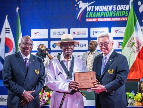 테오도로 오비앙(가운데) 적도기니 대통령과 조정원 WT 총재(왼쪽)[주적도기니 한국대사관 말라보분관 제공=연합뉴스]