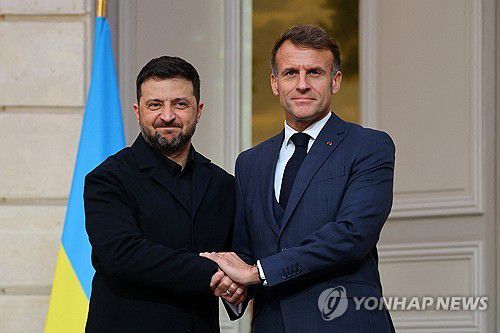 17일 공동 기자회견 한 젤렌스키 대통령과 마크롱 대통령[EPA 연합뉴스 자료사진. 재판매 및 DB 금지]