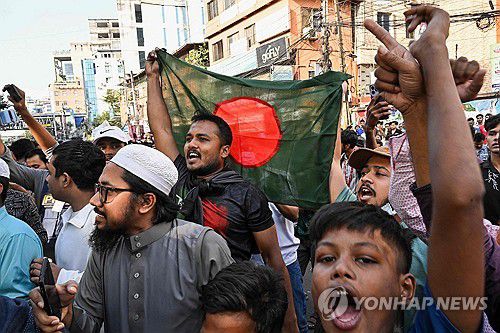 하시나 전 방글라 총리에 사형선고…환호하는 시민들(다카[방글라데시] AFP=연합뉴스) 17일(현지시간) 셰이크 하시나 전 방글라데시 총리가 재판에서 사형 선고를 받자 방글라데시 수도 다카에서 시민들이 국기를 흔들며 환호하고 있다.