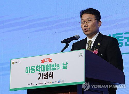 공식 행사에서 인사말 하는 정익중 아동권리보장원장2023년 11월 서울 마포구 가든호텔에서 열린 '제17회 아동학대예방의 날 기념식'에서 정익중 아동권리보장원장이 인사말하고 있다.  [연합뉴스 사진]