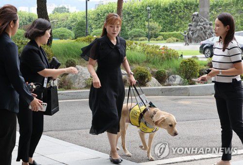 내란특검 사무실 들어서는 김예지 의원(서울=연합뉴스) 이진욱 기자 = 국민의힘 김예지 의원이 지난 8월 11일 서울 서초구 서울고등검찰청에 마련된 내란특검 사무실로 참고인 조사를 위해 출석하고 있다. 2025.8.11 cityboy@yna.co.kr