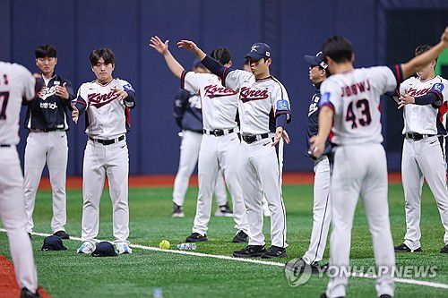 고척스카이돔에서 훈련하는 야구 대표팀(서울=연합뉴스) 신현우 기자 = K-베이스볼 시리즈 한국과 체코의 국가대표 평가전을 하루 앞둔 7일 서울 고척스카이돔에서 한국 대표팀 박영현 등 선수들이 훈련하고 있다. 2025.11.7 nowwego@yna.co.kr