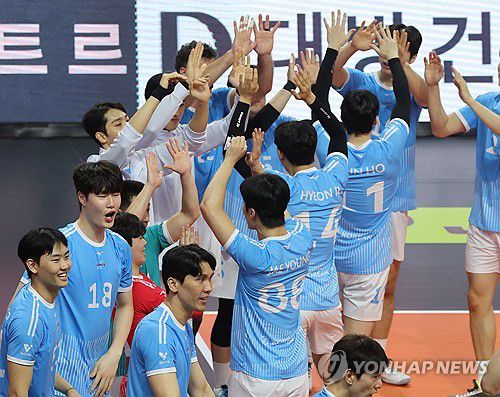 대한항공, 승리의 하이 파이브(부산=연합뉴스) 강선배 기자 = 9일 부산 강서체육관에서 열린 프로배구 V리그 남자부 OK저축은행 읏맨과 대한항공 점보스의 경기. OK저축은행에 3대 1로 승리한 대한항공 선수들이 승리의 기쁨을 나누고 있다. 2025.11.9 sbkang@yna.co.kr