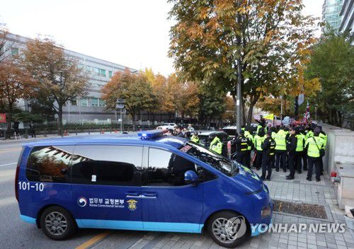 해병특검 들어서는 호송차(서울=연합뉴스) 이진욱 기자 = 윤석열 전 대통령이 탑승한 호송차가 11일 서울 서초구 이명현 순직해병 특별검사팀 사무실 지하주차장으로 들어서고 있다. 2025.11.11 cityboy@yna.co.kr