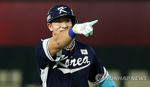 안현민, 선제 투런포 쾅(도쿄=연합뉴스) 이동해 기자 = 15일 일본 도쿄돔에서 열린 2025 K베이스볼 시리즈 대한민국과 일본의 평가전. 4회초 무사 1루 안현민이 선제 투런홈런을 쏘아올린 뒤 그라운드를 돌고 있다. 2025.11.15 eastsea@yna.co.kr