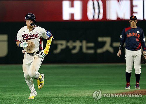 안현민, 한 점차 추격의 솔로포(도쿄=연합뉴스) 이동해 기자 = 16일 일본 도쿄돔에서 열린 2025 K베이스볼 시리즈 대한민국과 일본의 평가전. 8회말 1사 주자없는 상황 안현민이 솔로홈런을 친 뒤 그라운드를 돌고 있다. 2025.11.16 eastsea@yna.co.kr