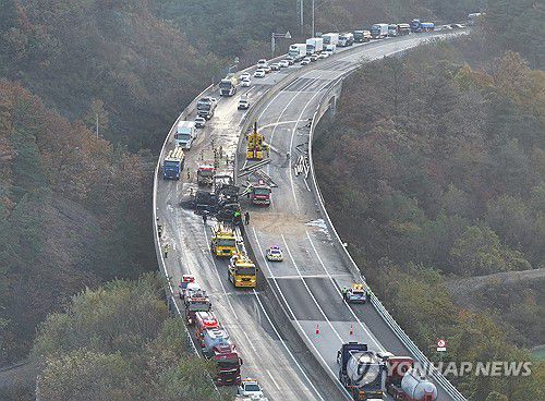 대형 교통사고 발생한 상주영천고속도로(영천=연합뉴스) 윤관식 기자 = 17일 오전 3시 12분께 상주영천고속도로 양방향에서 대형 교통사고로 화재가 발생한 가운데 당국이 사고 수습을 하고 있다. 2025.11.17 psik@yna.co.kr