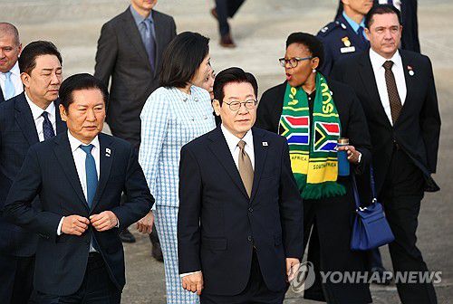이재명 대통령, G20 참석 계기 4개국 순방 출국(성남=연합뉴스) 김도훈 기자 = 주요 20개국(G20) 정상회의 참석을 계기로 UAE·이집트·튀르키예 등 4개국 순방에 나서는 이재명 대통령이 17일 성남 서울공항에서 환송 나온 더불어민주당 정청래 대표와 함께 공군 1호기로 이동하고 있다. 2025.11.17 superdoo82@yna.co.kr