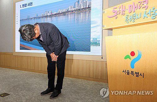 한강버스 멈춤 사고 관련해 브리핑 연 김선직 대표(서울=연합뉴스) 김주형 기자 = 김선직 한강버스 대표가 17일 서울시청 브리핑룸에서 지난 15일 한강버스가 강바닥에 걸려 멈춘 사고와 관련해 열린 브리핑에 앞서 인사하고 있다. 2025.11.17 kjhpress@yna.co.kr