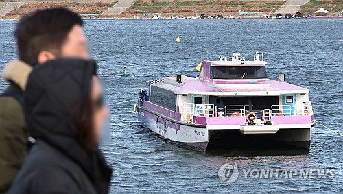 강바닥에 걸려 멈춰선 한강버스(서울=연합뉴스) 김인철 기자 = 17일 서울 송파구 잠실선착장 부근에 수심이 얕은 곳을 지나다 항로를 이탈하며 강바닥에 걸린 한강버스가 멈춰서 있다. 2025.11.17 yatoya@yna.co.kr