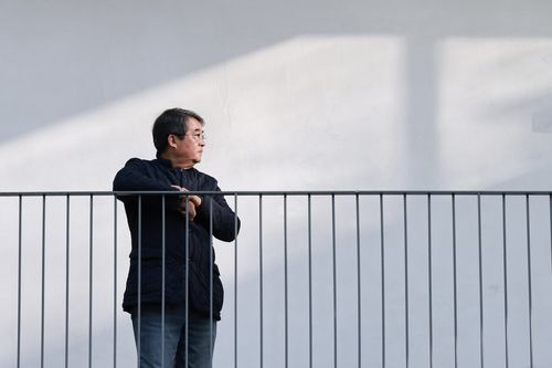 포즈 취하는 안도현 시인(서울=연합뉴스) 류효림 기자 = 안도현 시인이 지난 17일 서울 마포구 카페꼼마 합정점에서 연합뉴스와의 인터뷰에 앞서 포즈를 취하고 있다. 2025.11.18 ryousanta@yna.co.kr