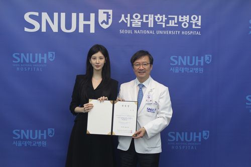 서현(왼쪽)과 김영태 서울대병원장[서울대병원 제공]