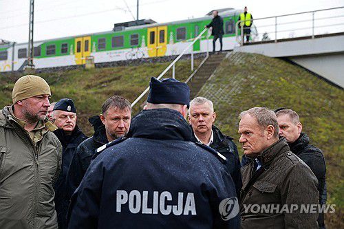 17일(현지시간) 철로 폭파 현장을 방문한 투스크 폴란드 총리(오른쪽) [로이터 연합뉴스. 재판매 및 DB 금지]
