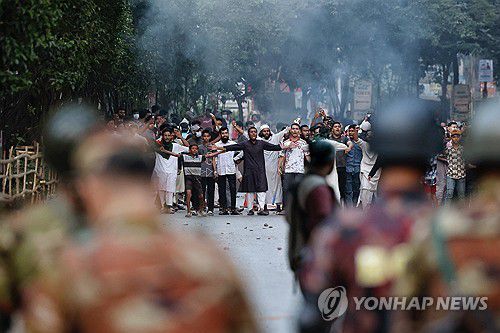 17일 선고 후 다카에서 군경과 맞서고 있는 시위대[로이터 연합뉴스 자료사진. 재판매 및 DB 금지]