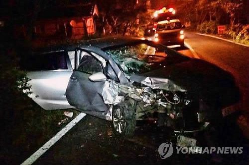 음주운전 20대 가로수 '쾅'[전주 덕진소방서 제공=연합뉴스 자료사진]