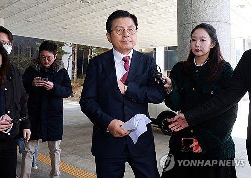 특검 사무실 향하는 황교안 전 국무총리(서울=연합뉴스) 한종찬 기자 = 내란 선전·선동 혐의 관련 내란특검팀에 의해 체포된 황교안 전 국무총리가 12일 서울 서초구 서울고등검찰청에 마련된 내란 특검 사무실로 향하고 있다. 2025.11.12 saba@yna.co.kr