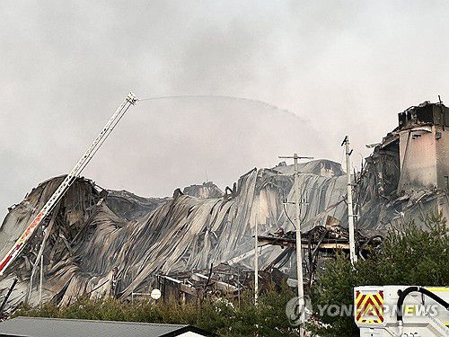 화재로 건물 붕괴된 천안 이랜드패션 물류센터(천안=연합뉴스) 강수환 기자 = 16일 오후 충남 천안시 동남구 풍세면 이랜드패션 물류센터에서 전날 발생한 화재로 건물 일부가 붕괴돼 있다. 지난 15일 오전 6시 8분께 화재가 발생한 이랜드패션 물류센터에서 이틀째 진화 작업이 이어지고 있다. 2025.11.16 swan@yna.co.kr