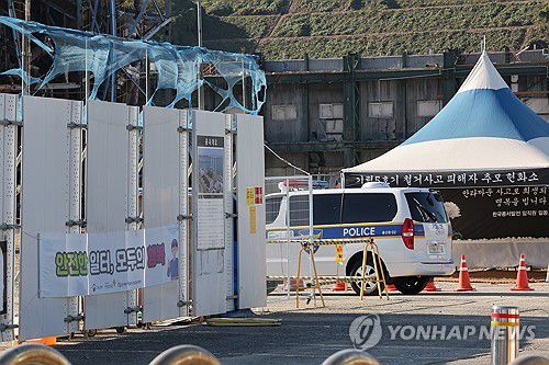 울산화력 수사 본격화(울산=연합뉴스) 장지현 기자 = 18일 오후 울산경찰청 형사기동대 차량이 울산화력발전소 보일러 타워 붕괴 현장 합동감식을 위해 사고 현장으로 진입하고 있다. 울산경찰청 전담수사팀, 경기남부경찰청 중대재해전담 과학수사팀, 국립과학연구원, 고용노동부, 산업안전보건공단 등은 이날 오후 2시부터 울산 남구 한국동서발전 울산발전본부 내 사고 현장에서 합동 감식에 들어갔다. 2025.11.18 jjang23@yna.co.kr