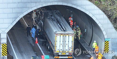 사상자 2명 발생한 화물차 추돌 사고(대구=연합뉴스) 윤관식 기자 = 18일 경북 고령군 중부내륙고속도로 고령2터널에서 화물차 3대가 잇따라 추돌해 1명이 숨지고 1명이 다친 사고가 난 가운데 당국이 사고 수습을 하고 있다. 2025.11.18 psik@yna.co.kr