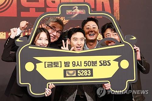 모범택시 '세 번째 시즌 출발합니다'(서울=연합뉴스) 류효림 기자 = 배우 표예진(왼쪽부터), 김의성, 이제훈, 배유람, 장혁진이 18일 서울 양천구 목동 SBS사옥에서 열린 금토드라마 '모범택시3' 제작발표회에서 포즈를 취하고 있다. 2025.11.18 ryousanta@yna.co.kr