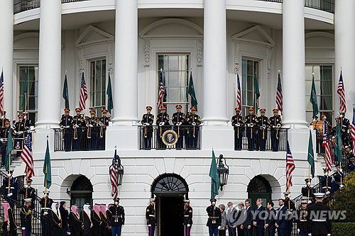 빈살만 왕세자 환영식 개최(EPA=연합뉴스) 트럼프 대통령은 18일(현지시간) 백악관에서 빈 살만 왕세자를 맞이하는 환영식을 개최했다. 2025.11.18