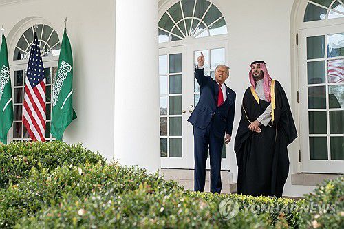 빈살만 왕세자에게 백악관 안내하는 트럼프 대통령(UPI=연합뉴스) 도널드 트럼프 대통령이 18일(현지시간) 백악관에서 빈살만 왕세자와 함께 걸으며 대화를 나누고 있다. 2025.11.18