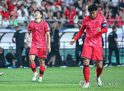 짙은 아쉬움(서울=연합뉴스) 서대연 기자 = 5일 오후 서울월드컵경기장에서 열린 2026 FIFA 북중미 월드컵 3차 예선 대한민국 대 팔레스타인의 경기. 손흥민이 이강인의 슈팅이 막히자 아쉬워하고 있다. 2024.9.5 dwise@yna.co.kr