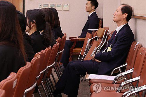 국감 증인선서 거부한 이완규 전 법제처장(서울=연합뉴스) 김주성 기자 = 이완규 전 법제처장이 24일 서울 여의도 국회 법제사법위원회에서 열린 법제처에 대한 국정감사에서 증인선서를 거부한 채 증인석에 앉아 있다. 2025.10.24 utzza@yna.co.kr