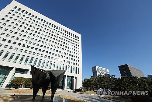 검찰 상황은?(서울=연합뉴스) 김성민 기자 = 검찰의 대장동 개발 비리사건 항소 포기와 관련해 검찰총장 직무대행에게 상세 설명을 요구한 박재억(사법연수원 29기) 수원지검장이 17일 사의를 표명했다. 검사장 집단 성명의 연판장에 이름을 올린 송강(29기) 광주고검장도 이날 사의를 표한 것으로 알려지면서 검찰 고위 간부들의 추가 퇴진 가능성이 거론된다.     사진은 18일 서울 서초구 대검찰청에서 바라본 서울고등검찰청과 서울중앙지방검찰청의 모습. 2025.11.18 ksm7976@yna.co.kr