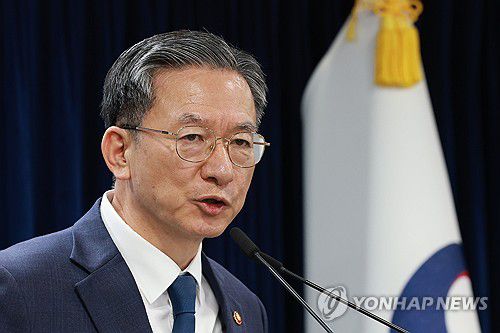 론스타 ISDS 판정 취소소송 승소 결과 브리핑하는 정성호 장관(서울=연합뉴스) 신현우 기자 = 정성호 법무부 장관이 18일 정부서울청사에서 '론스타 국제투자분쟁(ISDS) 취소 신청'과 관련해 긴급 브리핑하고 있다.     정부는 이날 브리핑을 통해 론스타 ISDS 취소 절차를 심리하는 국제투자분쟁해결센터(ICSID) 취소위원회로부터 '대한민국 승소' 결정을 받았다고 밝혔다. 2025.11.18 nowwego@yna.co.kr