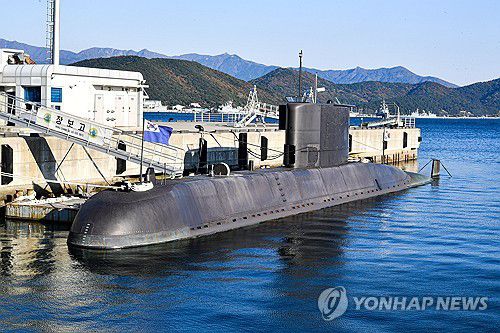 마지막 항해 앞둔 대한민국해군 최초의 '잠수함 장보고함'(서울=연합뉴스) 지난 18일 대한민국해군 최초의 잠수함 장보고함이 다음날 마지막 항해를 앞두고 진해 해군기지에 정박해 있다. 2025.11.19 [해군 제공. 재판매 및 DB 금지] photo@yna.co.kr