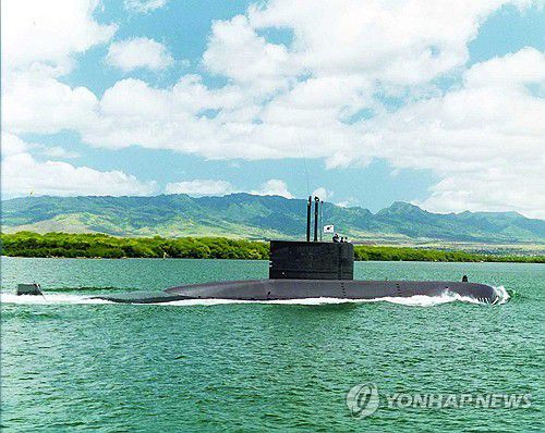 한국 첫 잠수함 '장보고함' 마지막 항해(서울=연합뉴스) 우리 해군의 잠수함 시대를 연 장보고함(SS-Ⅰ, 1천200t급)이 올 연말 퇴역을 앞두고 19일 마지막 항해에 나선다.     1997년 5월 장보고함이 하와이 파견훈련을 통해 1만 마일 단독항해에 성공하며 장거리 잠항과 원해 작전능력을 세계에 입증했다. 2025.11.19 [해군 제공. 재판매 및 DB 금지] photo@yna.co.kr