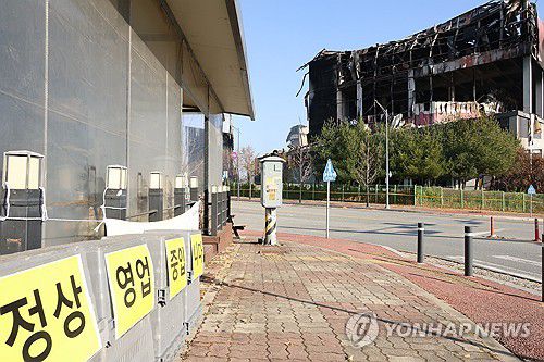 '정상 영업 중' 알리는 편의점(천안=연합뉴스) 강수환 기자 = 19일 오전 충남 천안시 동남구 풍세면 풍세산업단지 내 이랜드패션 물류센터 인근에 있는 편의점에 정상 영업을 알리는 안내문이 부착되어 있다. 지난 15일 오전 6시 8분께 물류센터에서 불이 나 60시간 만인 17일 오후 6시 11분께 완전 진화됐다. 2025.11.19 swan@yna.co.kr