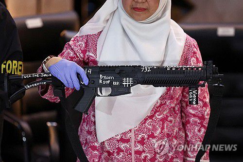 인도네시아 고교 폭파 10대 소년의 장난감총인도네시아 자카르타의 한 고등학교 모스크에서 폭발물을 터트린 10대 소년이 현장에 남긴 장난감총에 'KKK', '딜런 루프' 등의 문구가 새겨진 모습. 2025.11.20 [로이터 연합뉴스 자료사진. 재판매 및 DB 금지]