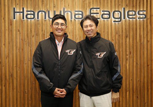 2022년 11월 채은성(왼쪽)과 FA 계약. [한화 이글스 제공. 재판매 및 DB 금지] photo@yna.co.kr