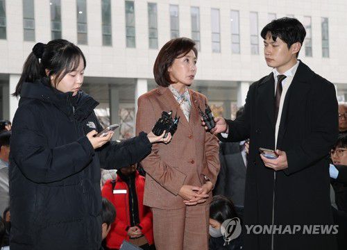 나경원 의원, '패스트트랙 충돌 1심 선고' 출석(서울=연합뉴스) 김성민 기자 = 국민의힘 나경원 의원이 20일 '국회 패스트트랙 충돌' 1심 선고 공판 참석을 위해 서울 양천구 서울남부지방법원에 들어서며 취재진 질문을 받고 있다. 2025.11.20 ksm7976@yna.co.kr