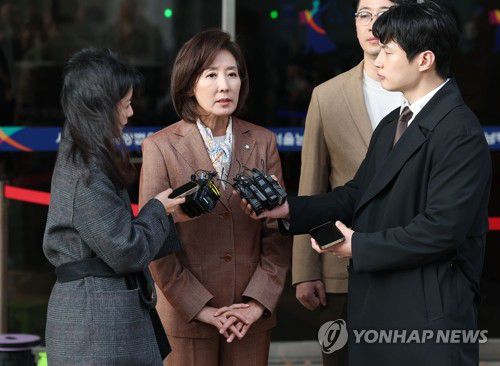 '벌금형 선고' 국민의힘 나경원 의원(서울=연합뉴스) 김성민 기자 = 국민의힘 나경원 의원이 20일 서울 양천구 서울남부지방법원에서 열린 '국회 패스트트랙 충돌' 1심 선고 공판을 마치고 취재진 질문에 답하고 있다.     재판부는 사건 당시 자유한국당 원내대표였던 나 의원에게 벌금 총 2천400만원을, 당 대표였던 황교안 전 총리에게 벌금 총 1천900만원을 선고했다. 현재 국민의힘 원내대표를 맡고 있는 송언석 의원은 벌금 총 1천150만원을 선고받았다. 2025.11.20 ksm7976@yna.co.kr