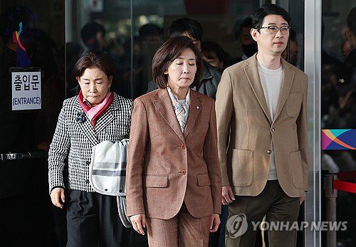 '벌금형 선고' 눈 감은 국민의힘 나경원 의원(서울=연합뉴스) 김성민 기자 = 국민의힘 나경원 의원이 20일 서울 양천구 서울남부지방법원에서 열린 '국회 패스트트랙 충돌' 1심 선고 공판을 마친 후 나서고 있다.     재판부는 사건 당시 자유한국당 원내대표였던 나 의원에게 벌금 총 2천400만원을, 당 대표였던 황교안 전 총리에게 벌금 총 1천900만원을 선고했다. 현재 국민의힘 원내대표를 맡고 있는 송언석 의원은 벌금 총 1천150만원을 선고받았다. 2025.11.20 ksm7976@yna.co.kr