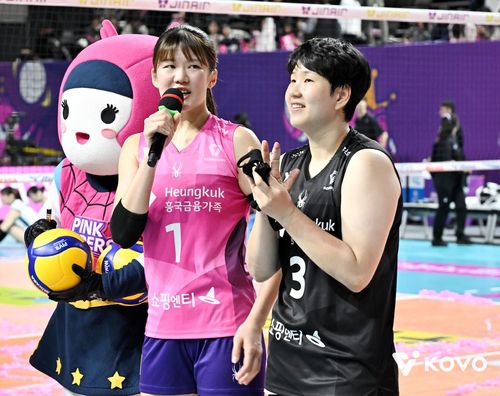 경기 후 인터뷰하는 흥국생명의 김다은(왼쪽)[한국배구연맹 제공. 재판매 및 DB 금지]