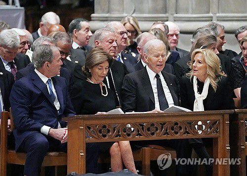 부시 전 대통령과 바이든 전 대통령 (UPI=연합뉴스) 20일(현지시간) 미국 워싱턴DC 워싱턴국립대성당에서 엄수된 딕 체니 전 부통령의 장례식에 조지 W.부시 전 대통령(왼쪽)과 부인 로라 부시 여사가 조 바이든 전 대통령(오른쪽에서 두번째)과 부인 질 바이든 여사와 나란히 앉아있는 모습. 2025.11.20